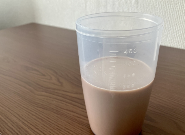 子どもが飲みやすいザバス ジュニアプロテイン ココア味を牛乳に混ぜた様子